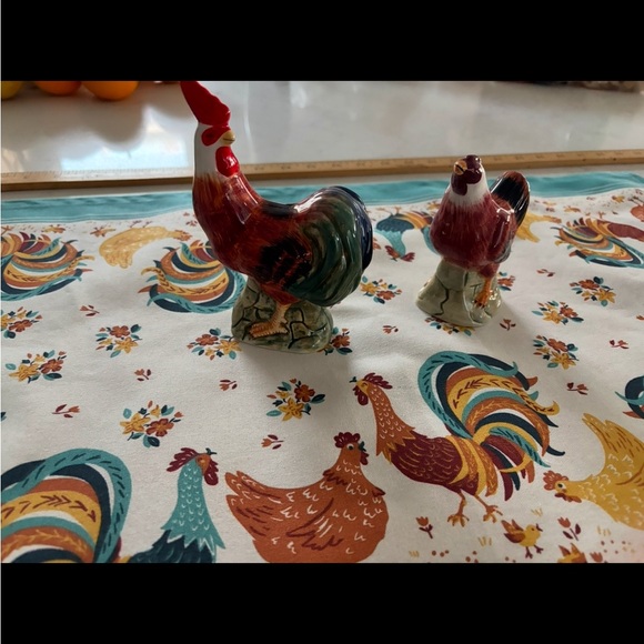 Rooster cotton tea towel 16 1/2” x 27” long.
Rooster & hen salt & pepper - Picture 2 of 3